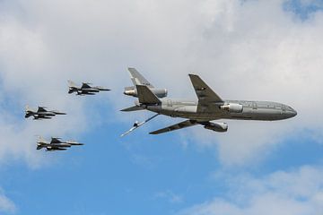 Un ravitailleur KLu KDC-10 avec des F-16 de la Force aérienne belge. sur Jaap van den Berg