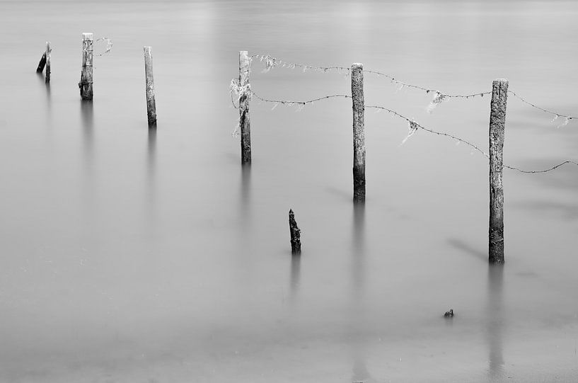 Zaun in ruhigem Wasser von Mark Bolijn
