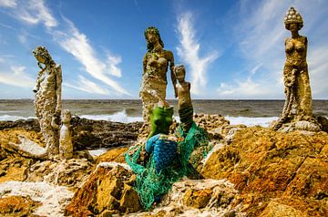 Skulpturen Nixen an der Küste von Punta del Este in Uruguay von Dieter Walther
