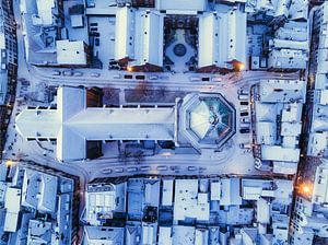 Zwolle Peperbus Kirchturm während eines kalten Wintersonnenaufgangs
