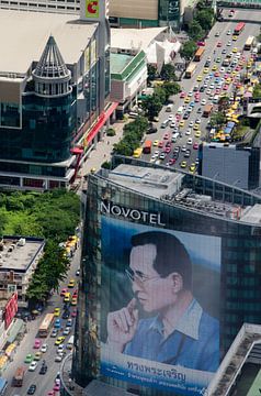 Drukke straat Bangkok met afbeelding van de koning