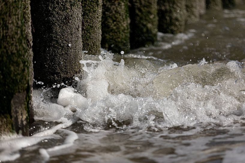 Wave breaks on pilings by Percy's fotografie