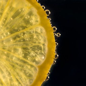 Schijfje citroen in water met bubbels
