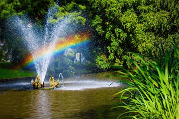 regenboogkleuren boven fontein van SchraMedia