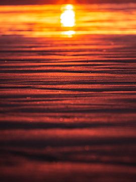 Close up zonsondergang Zoutelande strand van Joren van den Bos