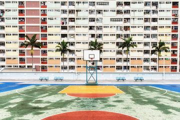 Hongkong bunte Wohngegend mit Basketballplatz von Aad Clemens