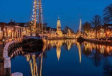 Verlichte schepen op kerstavond in Lemmer van Jeroen de Jongh