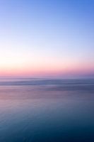 kleurrijke lucht in de avond aan zee