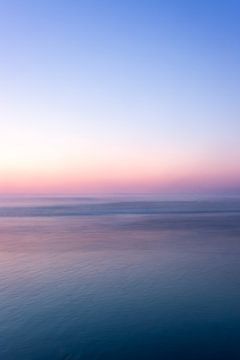 farbenfroher Himmel am Abend am Meer