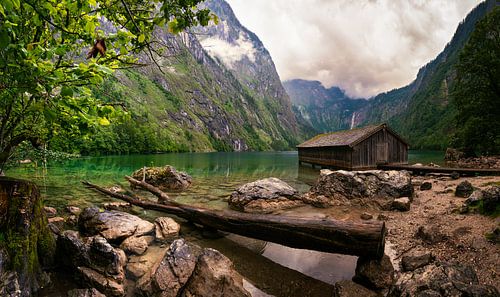 Hangar à bateaux au bord de l'Obersee à Berchtesgaden un soir d'été