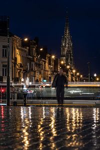 Laeken, Belgien - 11 09 2021: Die Lichter der Stadt spiegeln sich im Regen von Werner Lerooy