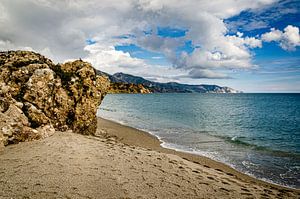 Landschaft Sandstrand und Berge an der Costa del Sol in Andalusien Spanien