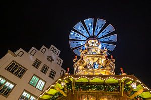 Pyramid on the Christmas Market in Rostock, Germany van Rico Ködder