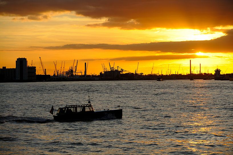 Waalhaven in Rotterdam bij zonsondergang van Merijn van der Vliet