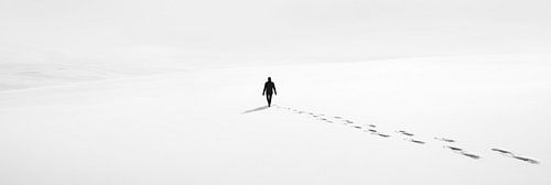 Eenzame stappen in de sneeuw