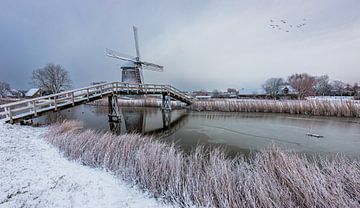 Niederländisches Winterbild mit Windmühle und Schnee