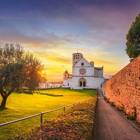 Sint Franciscus van Assisi Basiliek bij zonsondergang. Umbrië, Italië van Stefano Orazzini