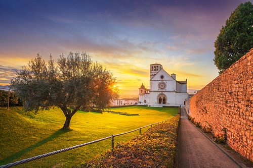 Sint Franciscus van Assisi Basiliek bij zonsondergang. Umbrië, Italië