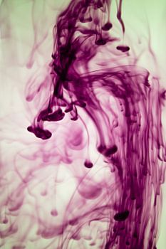 Rote Farbe löst sich in Wasser auf