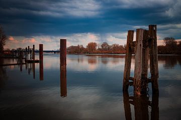 Wasserspiegelung Ufer Elbe von Kim Phillip Brosien