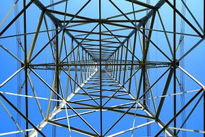 Hochspannungsmasten mit Stromleitungen