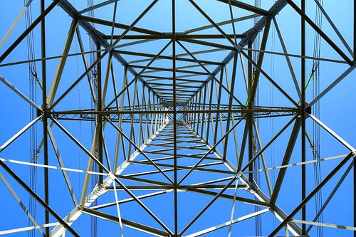 Hoogspanningsmasten met elektriciteitskabels