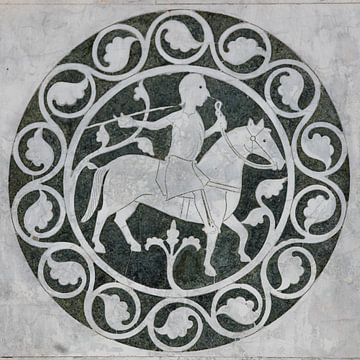 Relief eines Reiters auf einem Pferd in der Kathedrale von St. Martin in Lucca, Toskana, Italien
