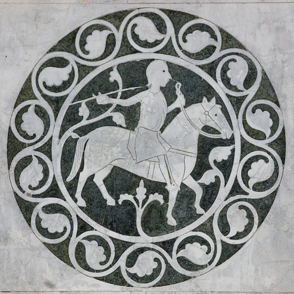 Relief eines Reiters auf einem Pferd in der Kathedrale von St. Martin in Lucca, Toskana, Italien von Joost Adriaanse