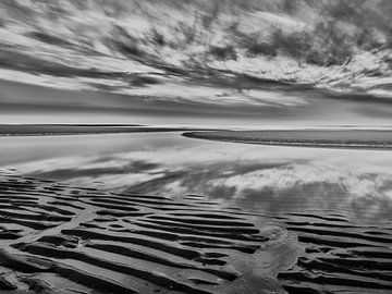 Noordzeestrand en de Noordzee bij zonsondergang van eric van der eijk