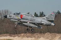 Een McDonnell Douglas A-4N Skyhawk van Top Aces. van Jaap van den Berg thumbnail