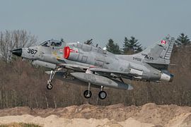 Fliegerhorst Wittmund, Landung einer McDonnell Douglas A-4N Skyhawk II der Top Aces. von Jaap van den Berg