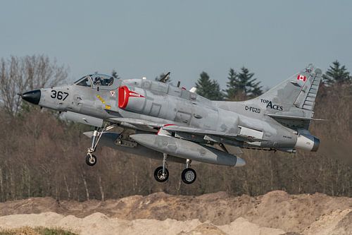 Fliegerhorst Wittmund, atterrissage d'un McDonnell Douglas A-4N Skyhawk II de Top Aces.