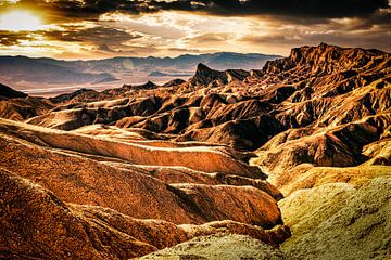Zonsondergang Kleurrijke rotsformatie op Zabriskie Point in Death Valley National Park California US van Dieter Walther