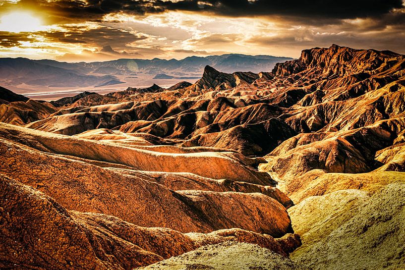 Zonsondergang Kleurrijke rotsformatie op Zabriskie Point in Death Valley National Park California US van Dieter Walther