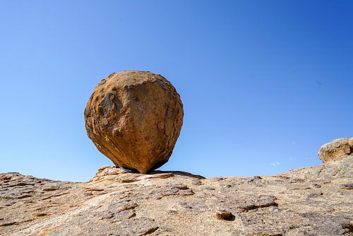 En équilibre ! Un rocher rond en équilibre sur le bord. Montagnes de l'Erongo, Namibie