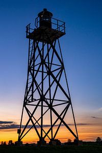 Atmosphärischer Sonnenuntergang auf Schockland im alten Hafen mit industriellem Eisenturm