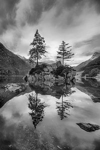 Der Hintersee bei Berchtesgaden in Bayern in schwarzweiß