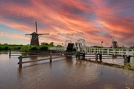 Kinderdijk in Avondrood. van Brian Morgan