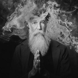 Homme barbu en prière enveloppé de fumée. sur René von Hout