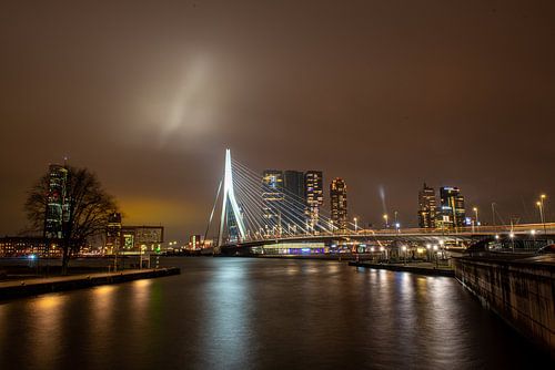 Erasmusbrücke bei Nacht.