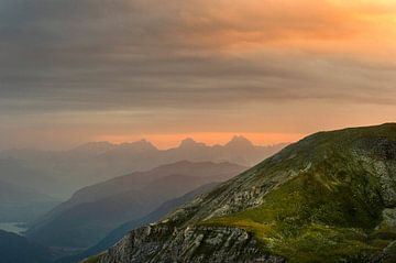 Zonsopkomst boven de bergen van  Hohe Tauern National Park in Oostenrijk van Marcel van Kammen