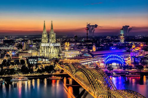 CATHÉDRALE DE COLOGNE AVEC LE PONT DE HOHENZOLLERN LE SOIR