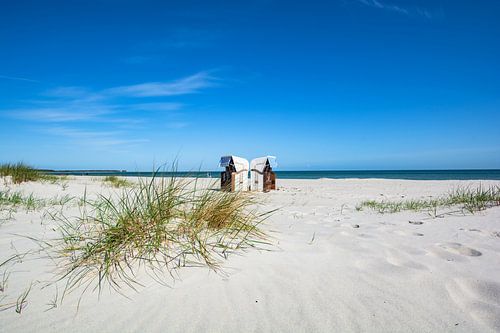 twee wit-bruine strandstoelen op het strand van Prerow