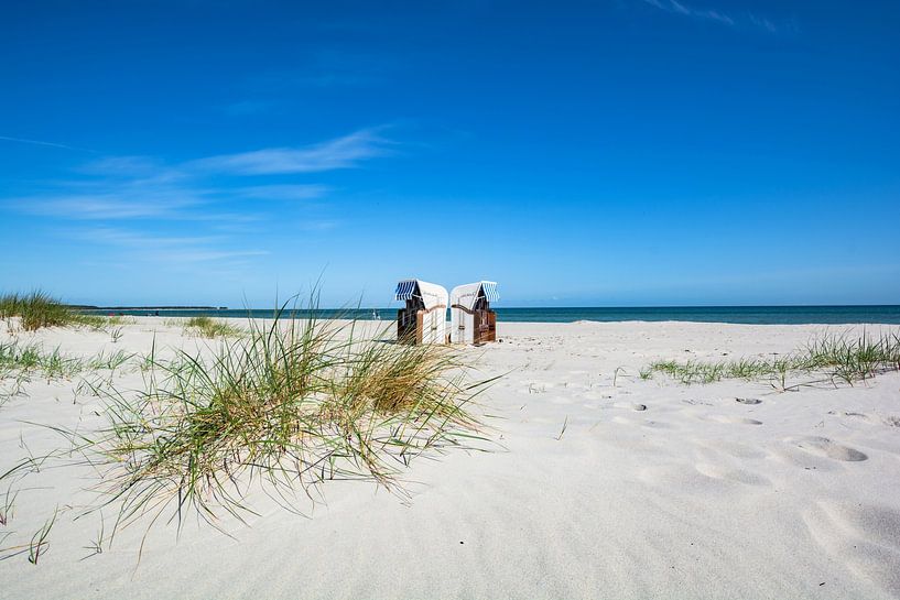 deux chaises de plage blanches et brunes sur la plage de Prerow par GH Foto & Artdesign
