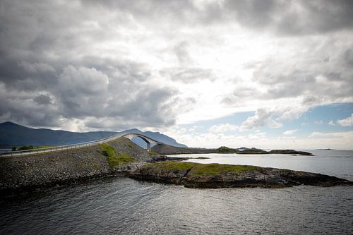 Brug op de Atlantische weg in Noorwegen
