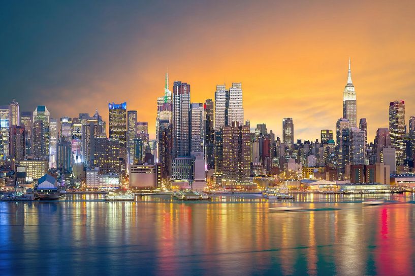 Skyline von Midtown Manhattan zur goldenen Stunde, New York City, USA von Aloke Design