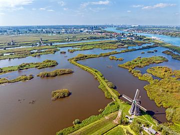 Luftaufnahme der historischen Mühlen bei Kinderdijk in den Niederlanden von Eye on You
