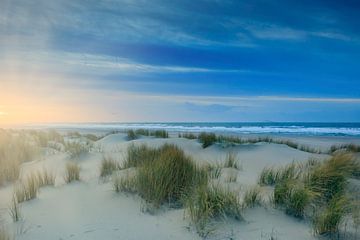 zonsondergang bij de duinen langs de Nederlandse kust bij Den Haag van gaps photography