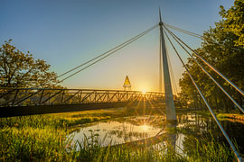 Die Fahrradbrücke „De Slinger“ in Drachten im goldenen Licht von R Smallenbroek