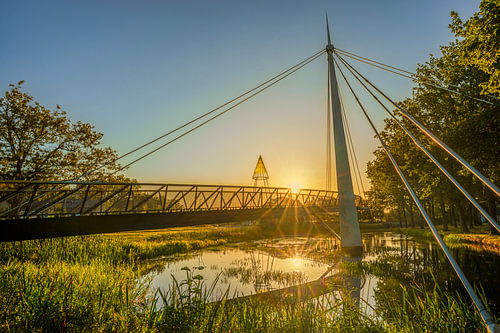 Le pont cyclable « De Slinger » à Drachten baigné d'une lumière dorée